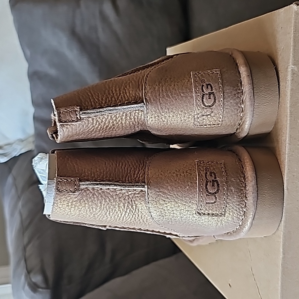 UGG WOMEN’S CLASSIC UNLINED MINI METALLIC gold Size 8 Classic Unlined